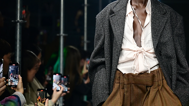 프라다의 2025-26 가을/겨울 여성복 컬렉션은 주머니를 주요한 특징으로 보여주었다