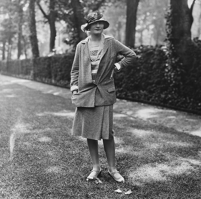 1929년 프랑스 디자이너 코코 샤넬이 직접 디자인한 주머니가 달린 의상을 입고서 파리 자택 정원에서 촬영한 사진