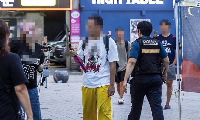 지난 5일 일대를 단속 중인 경찰 앞을 BJ들이 지나치고 있다. /양수열 영상미디어 기자