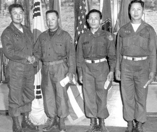1955년 원주의 1군사령부 사령관인 백선엽(왼쪽) 대장이 5사단장으로 부임한 박정희(왼쪽에서 셋째) 준장 등 예하 사단장의 보직 신고를 받은 뒤 격려하고 있다. /백선엽 장군 제공