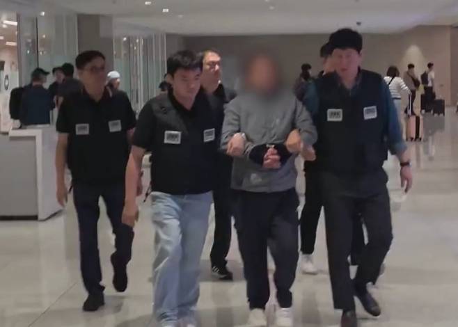 해양경찰청과 법무부로 구성된 합동 송환팀은 지난 12일 항공편으로 코카인 제조사범 A씨를 국내로 압송했다. /해경청 제공