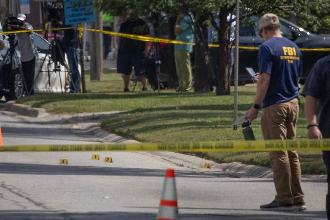 ICE 요원의 단속을 피해 달아나던 불법 체류자가 총격을 받고 사망하는 사건이 발생한 일리노이주 프랭클린 파크에서 수사관들이 증거를 수집하고 있다. /AFP 연합뉴스