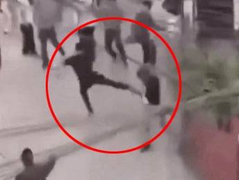 비슈누 프라사드 파우델 재무부 장관으로 추정되는 인물이 시위대에 폭행당하는 모습. /엑스