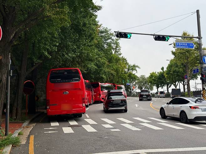 지난 8일 오후 4시 30분쯤 서울 중구 소월로에서 관광버스가 횡단보도를 침범해 불법 주차해 있다. /이호준 기자