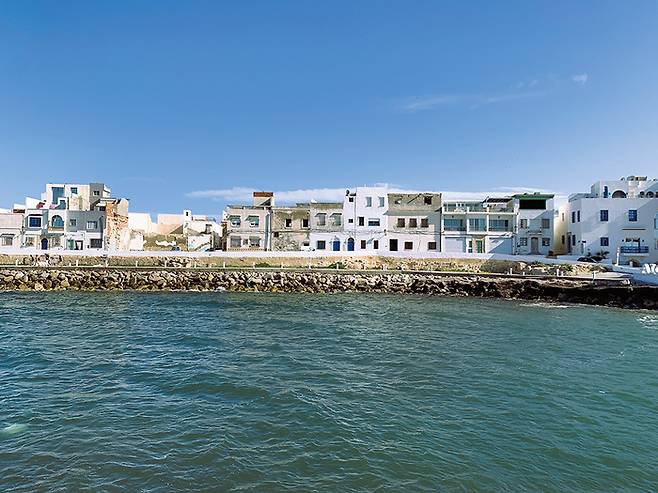 튀니지 중부 항구도시인 마디아 바다를 마주하고 있는 주택가 풍경