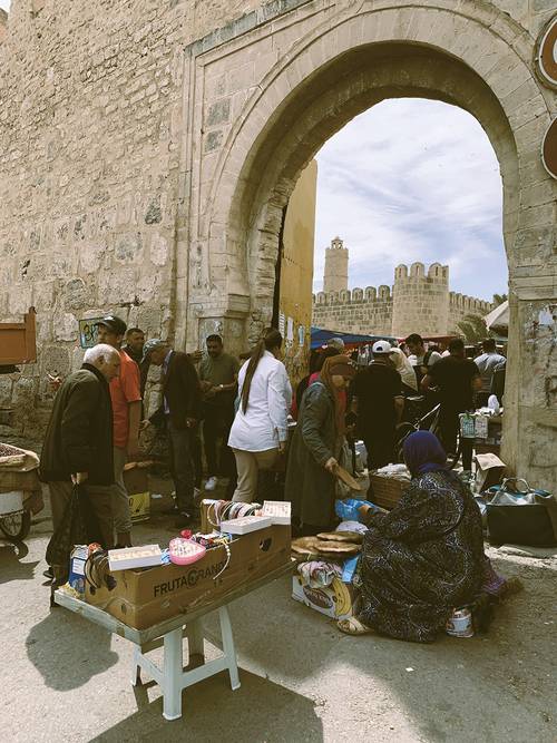 현지인들로 늘 북적이는  수스 메디나 입구