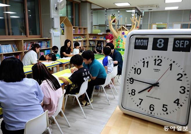 경상북도 K보듬6000 프로젝트의 ‘구미24시 마을돌봄터’에서 8일 오후 8시 가까운 시간에 아이들이 교사들과 공부를 하고 있다. 변영욱 기자 cut@donga.com