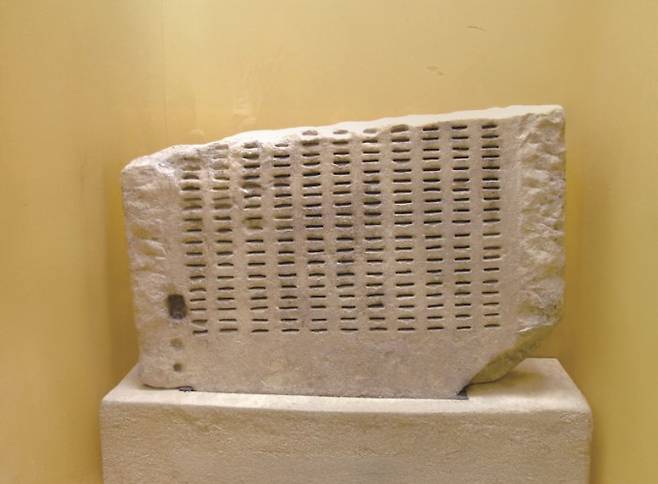 고대 그리스의 유물인 '클레로테리온' 아테네 시민 중 공직자와 배심원을 선출하기 위해 쓰였던 무작위 제비뽑기 장치다. 인류는 고대부터 제비뽑기나 주사위 등 무작위성을 만들어내는 도구를 활용했다. Marsyas(W) 제공