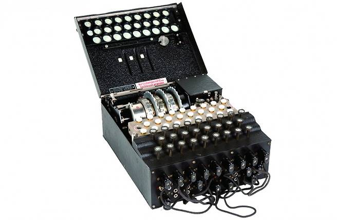 제2차 세계대전 당시 추축국 (독일, 일본, 이탈리아 진영)에서 쓰인 상업용 암호 기계 에니그마.Alessandro Nassiri 제공