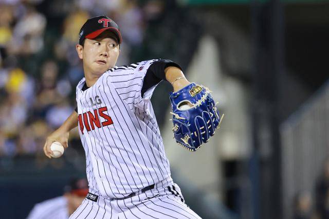 LG 마무리 유영찬이 지난달 20일 잠실 롯데전에서 역투하고 있다. LG의 뒷문을 책임지고 있는 유영찬은 정규시즌 1위 확정 전까지 방심을 경계했다. 연합뉴스