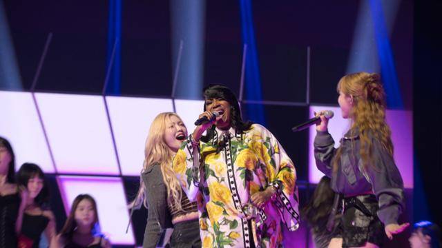 애플TV+ '케이팝드'의 한 장면. 패티 라벨과 빌리가 'Lady Marmalade' 공연을 하고 있다. 애플TV+ 제공