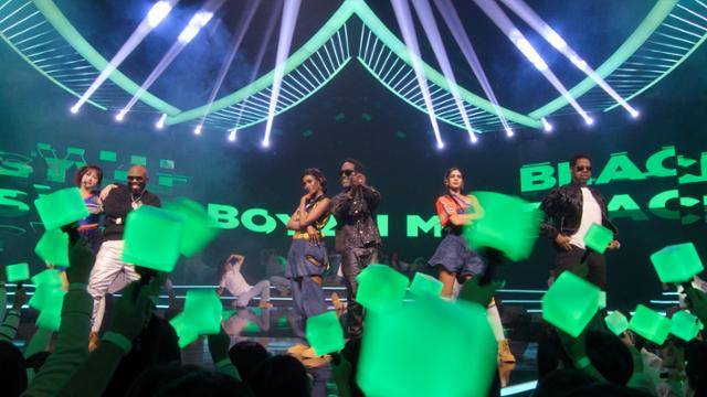 애플TV+ '케이팝드'에서 보이즈투멘과 블랙스완 멤버들이 'Motownphilly'를 부르고 있다. 애플TV+ 제공