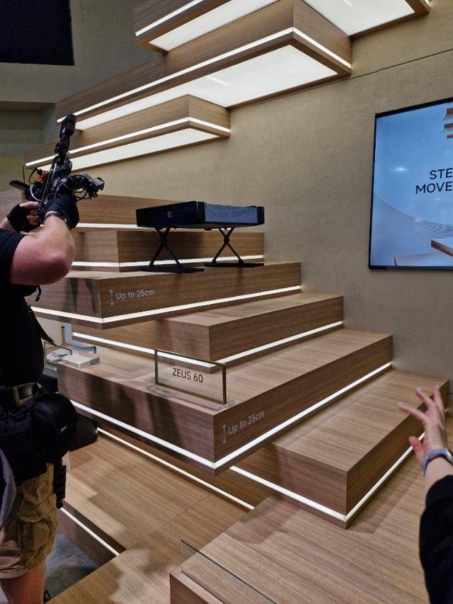 중국 브랜드 모바의 로봇청소기가 높이 25㎝ 계단을 오르고 있다. 베를린=박민식 기자