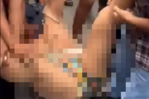 네팔 재무장관으로 추정되는 남성이 속옷 차림으로 시위대에게 잡혀 끌려가고 있다. 엑스 캡처