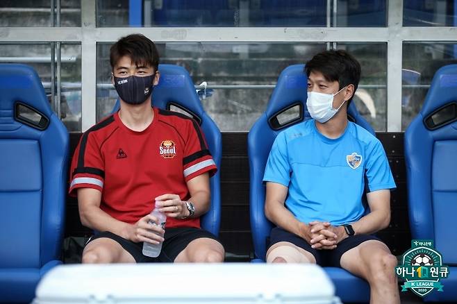 사진은 지난 2020년 맞대결을 펼쳤던 서울 시절 기성용(왼쪽)과 울산 이청용의 모습. 사진=프로축구연맹