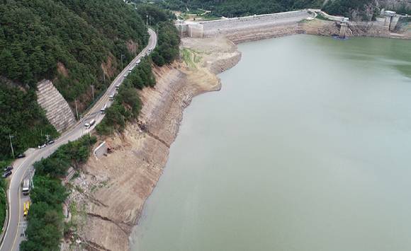 지난 1일 오후 저수율이 14.4%까지 떨어진 강원 강릉시 상수원 오봉저수지에 살수차들이 줄지어 선 채 물을 쏟아 넣고 있다. [사진=연합뉴스]