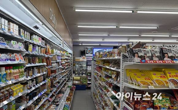 편의점 업계가 역성장에 빠지면서 외형 축소를 본격화하고 있다. 사진은 서울의 한 편의점이 한산한 모습으로 기사와 직접적인 연관 없음. [사진=진광찬 기자]