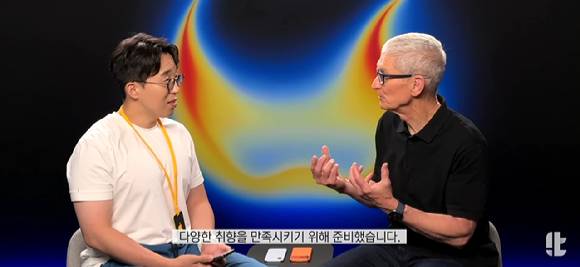 팀 쿡 애플 최고경영자(CEO, 오른쪽)가 지난 9일(현지시간) 미국 캘리포니아주 쿠퍼티노 애플 본사에서 테크 유튜버 '잇섭'(황용섭 분)과 인터뷰를 하고 있다. [사진=유튜브 채널 잇섭(@ITSUB)]