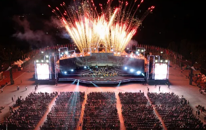 한성백제문화제 폐막공연. 대규모 무대와 불꽃 퍼포먼스가 어우러져 축제의 절정을 예고하고 있다. (한성백제문화제 SNS)
