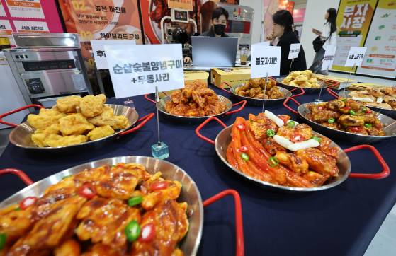 지난해 서울 강남구 코엑스에서 열린 '2024 IFS 프랜차이즈 창업·산업 박람회'에서 치킨 요리가 전시되어 있다. 사진은 기사 본문과 무관. 뉴스1