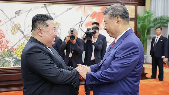 지난 4일 베이징 인민대회당에서 김정은 북한 국무위원장과 시진핑 중국 국가주석이 만나 정상회담을 열었다. 뉴스1