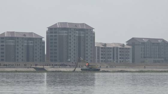 지난 10일 중국 랴오닝성 단둥시에서 바라본 북한 위화도에 대규모 아파트단지가 건설되고 있다. 이도성 특파원