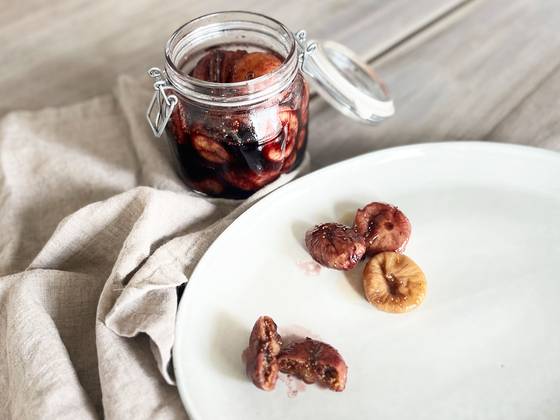 무화과 휘낭시에는 와인에 졸인 무화과를 활용하는데 쫀득한 무화과와 촉촉한 휘낭시에 반죽이 조화를 이룬다. 사진 안미연