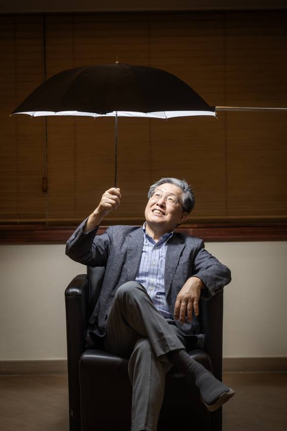 한무영 서울대 빗물연구센터장이 기후위기 시대를 맞아 빗물의 중요성을 강조하며 우산을 들어보이고 있다. 최기웅 기자
