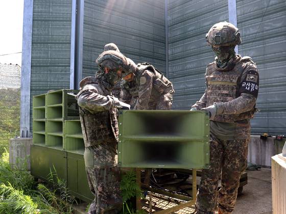국방부는 지난달 4일 “군은 이날부터 대북확성기 철거를 시작했다”고 밝혔다. 사진은 이날 군 관계자들이 대북확성기 철거 작업을 하는 모습. [뉴시스]