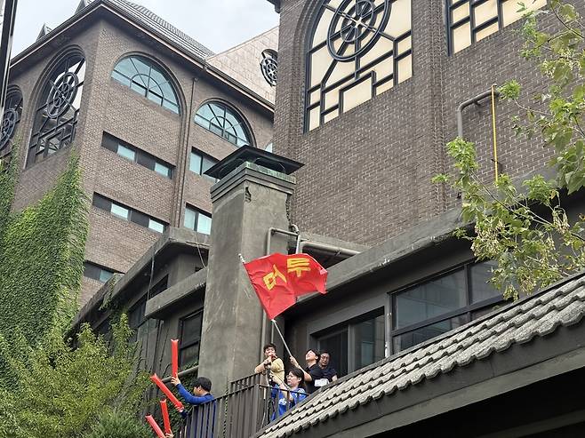 ‘머투’ 깃발을 흔들고 있는 최문혁 머니투데이 수습기자. 입사 '2주차'다./ 한국기자협회