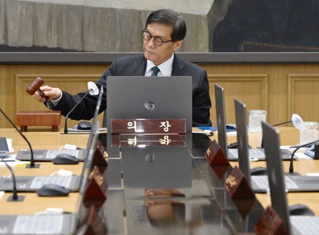 ▲ 이창용 한국은행 총재가 28일 서울 중구 한국은행에서 열린 금융통화위원회에서 의사봉을 두드리고 있다.사진공동취재단