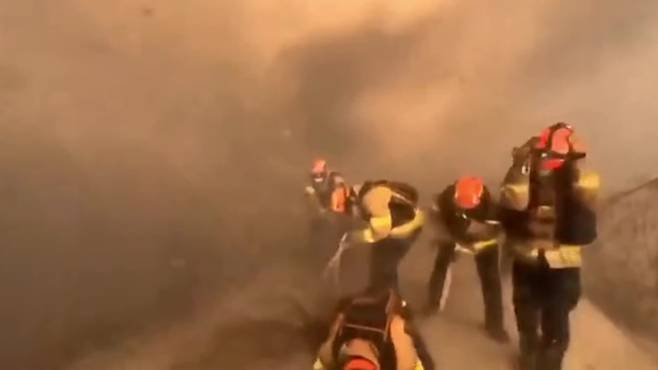 3월 25일 경북 산불을 진화 중인 소방관들.