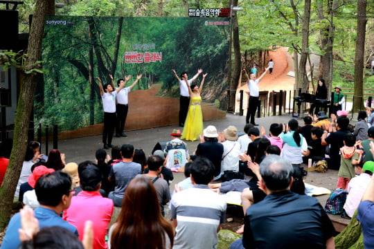 선양소주가 2007년부터 무료로 운영하는 ‘숲속음악회’. 소프라노·테너·바리톤 성악가와 피아니스트 등 10명으로 구성된 단원이 클래식과 뮤지컬, 개그를 접목한 무대를 선보인다.