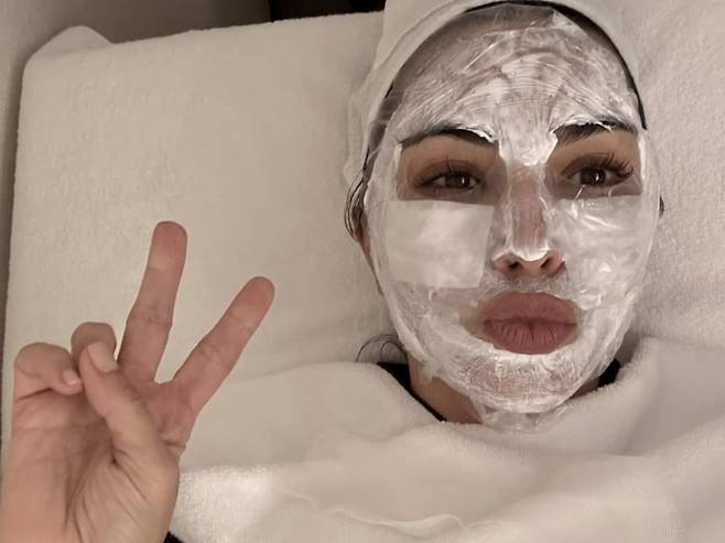 한국에서 피부 관리를 받는 모습을 인증한 킴 카다시안/사진=킴 카다시안 인스타그램