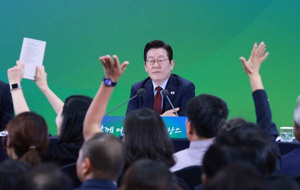 이재명 대통령이 12일 강원도 춘천시 강원창작개발센터에서 열린 지역 토론회 ‘강원의 마음을 듣다’ 타운홀 미팅에서 질문을 받고 있다.  연하뷰스