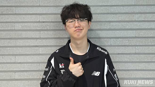 ‘퍼펙트’ 이승민 11일 서울 종로구 롤파크 LCK 아레나에서 열린 ‘2025 LCK’ 플레이오프 1라운드 BNK 피어엑스와 경기가 끝난 뒤 쿠키뉴스와 만나 인터뷰하고 있다. 김영건 기자