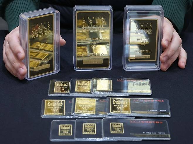 서울 종로구 한국금거래소 종로본점에 한 직원이 골드바를 들어보이고 있다. [이충우 기자]
