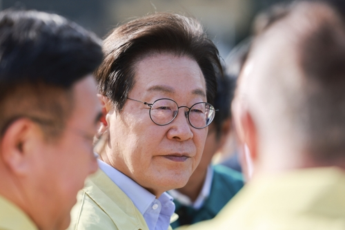 이재명 대통령이 30일 강원 강릉시 성산면 오봉저수지를 방문해 가뭄 대응 추진 상황을 점검하고 있다. [사진 출처 = 연합뉴스]