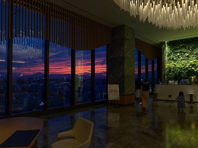 ‘뷰 맛집’ 23층 리셉션. 날씨가 좋으면 후지산이 보인다./사진=김지은 여행+ 기자