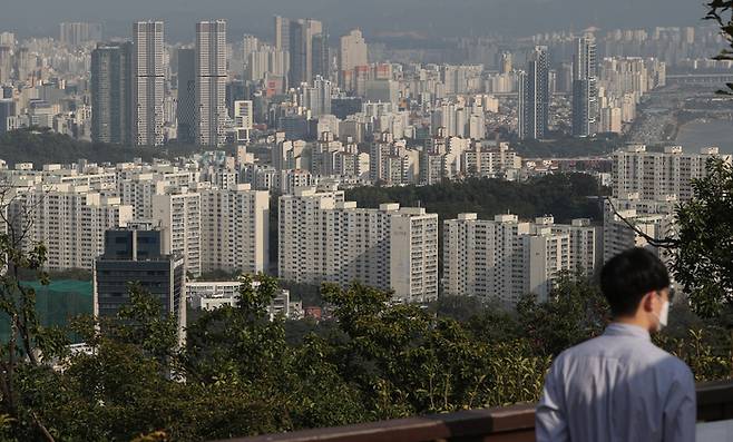 서울 남산에서 바라본 중구와 성동구의 아파트 단지들 [이승환 기자]