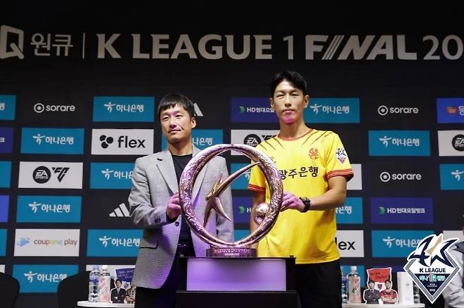 광주 FC 이정효 감독(사진 왼쪽)과 안영규. 사진=한국프로축구연맹