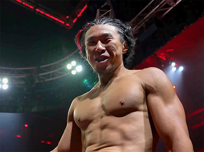 종합격투기 빅리그 ONE Championship 4전 파이터 ‘우마왕’ 우성훈이 2025년 8월 인천광역시 영종국제도시 인스파이어 아레나 블랙컴뱃 15 플라이급 경기 승리 후 기뻐하고 있다. 사진=이데아 파라곤