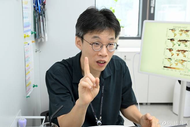 박창의 KIST 기후탄소순환연구단 선임연구원이 26일 KIST 본원 연구실에서 머니투데이와 만나 연구 결과를 설명하고 있다.