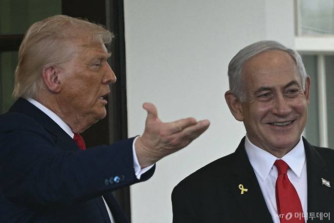 도널드 트럼프 미국 대통령이 지난 4월7일(현지시간) 워싱턴 백악관에서 방미 중인 베냐민 네타냐후 이스라엘 총리를 환영하고 있다. /워싱턴 AFP=뉴스1 /사진=(워싱턴 AFP=뉴스1) 우동명 기자