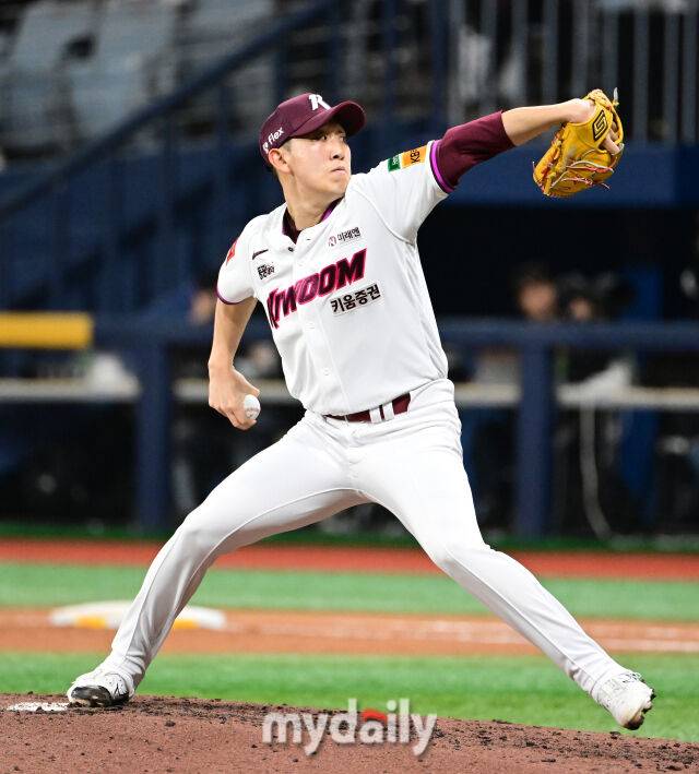 2025년 4월 22일 오후 서울 고척스카이돔에 진행된 '2025 신한 SOL뱅크 KBO 리그' 두산 베어스와 키움 히어로즈의 경기. 키움 오석주가 9회초 역투하고 있다./마이데일리