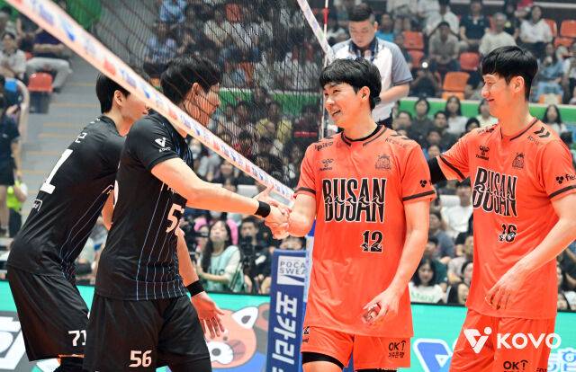 친정팀 현대캐피탈을 만난 OK저축은행 전광인./KOVO