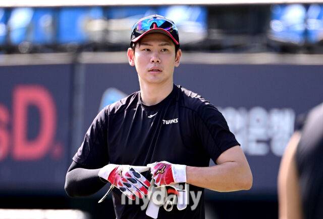 부상에서 복귀한 LG 홍창기가 타격 훈련을 준비하고 있다./마이데일리