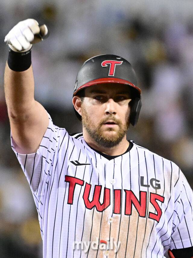 2025년 8월 30일 오후 서울 잠실구장에서 열린 '2025 신한 SOL뱅크 KBO 리그' 키움 히어로즈와 LG 트윈스의 경기LG 오스틴이 7회말 1사 후 안타를 친 뒤 기뻐하고 있다.