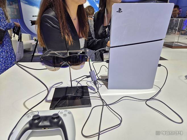 TCL이 IFA 2025에서 전시한 스마트 안경 ‘레이네오 에어 3s’. 소니의 콘솔게임 기기 플레이스테이션(PS)과 연결해 게임을 즐길 수 있다. 베를린=김현일 기자