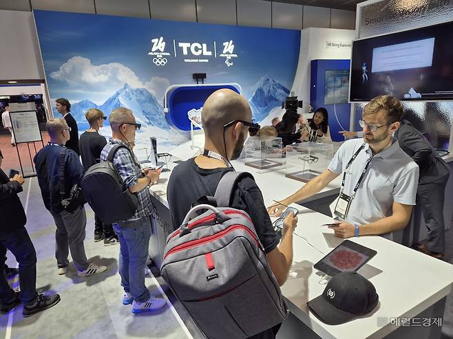 IFA 2025 관람객들이 TCL이 전시한 스마트 안경 ‘레이네오 에어 3s’를 체험하고 있는 모습. 베를린=김현일 기자